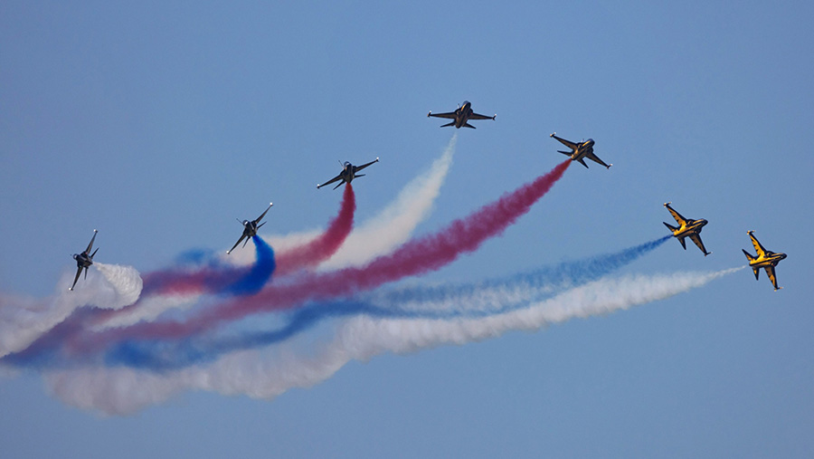 Atraksi manuver jet T-50 saat pameran Dirgantara dan Pertahanan di Seoul, Seongnam, Senin (16/10/2023) (SeongJoon Cho/Bloomberg)