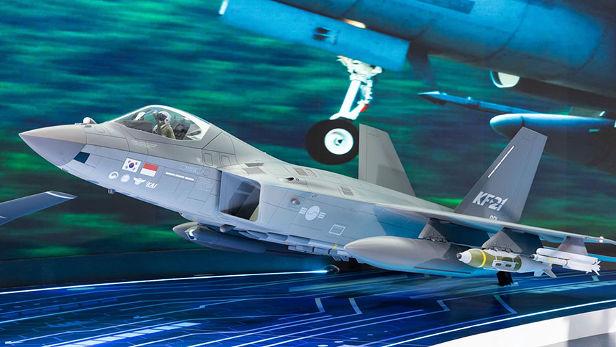 Model jet tempur KF-21 dipamerkan saat pameran Dirgantara dan Pertahanan di Seoul, Seongnam, Senin (16/10/2023) (SeongJoon Cho/Bloomberg)