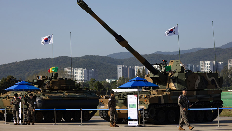Howitzer self-propelled K9A1 Korsel dipamerkan saat pameran Dirgantara dan Pertahanan di Seoul, Seongnam, Senin (16/10/2023) (SeongJoon Cho/Bloomberg)