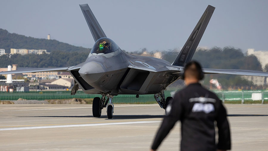 Jet tempur F-22 Raptor milik AS dipamerkan saat pameran Dirgantara dan Pertahanan di Seoul, Seongnam, Senin (16/10/2023) (SeongJoon Cho/Bloomberg)