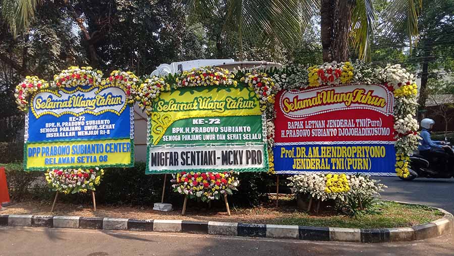 Karangan bunga di depan rumah Prabowo di Jalan Kertanegara, Jakarta, Selasa (17/10/2023). (Bloombeg Technoz/Pramesti Regita Cindy)