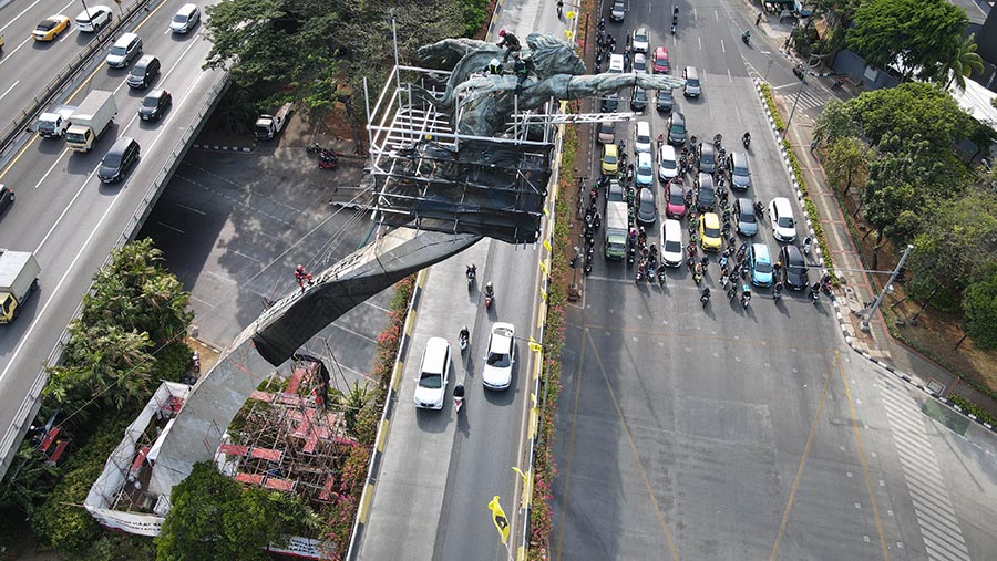 Dinas Kebudayaan DKI Jakarta melakukan perawatan Monumen Patung Dirgantara atau yang dikenal Patung Pancoran. (Bloombeg Technoz/Andrean Kristianto)