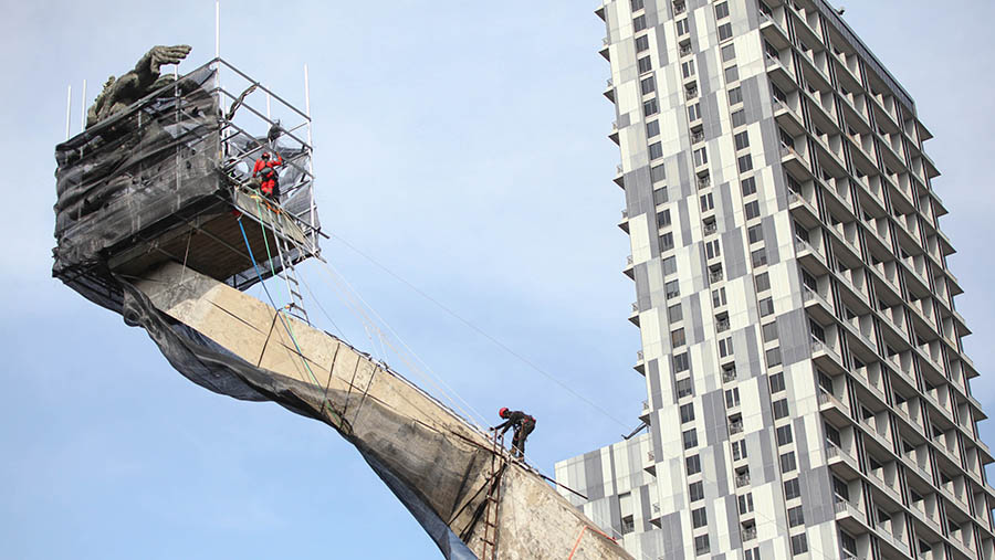 Patung Pancoran terakhir kali dibersihkan pada September 2014. (Bloombeg Technoz/Andrean Kristianto)