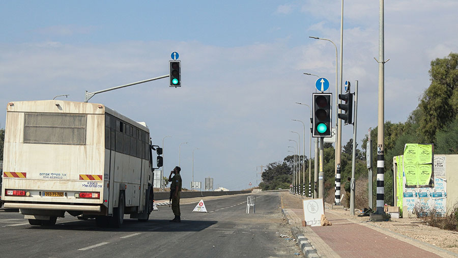 Dinas wajib militer diterapkan di Israel dan dilakukan oleh sebagian besar warga ketika berusia 18 tahun. (Jonathan Alpeyrie/Bloomberg)