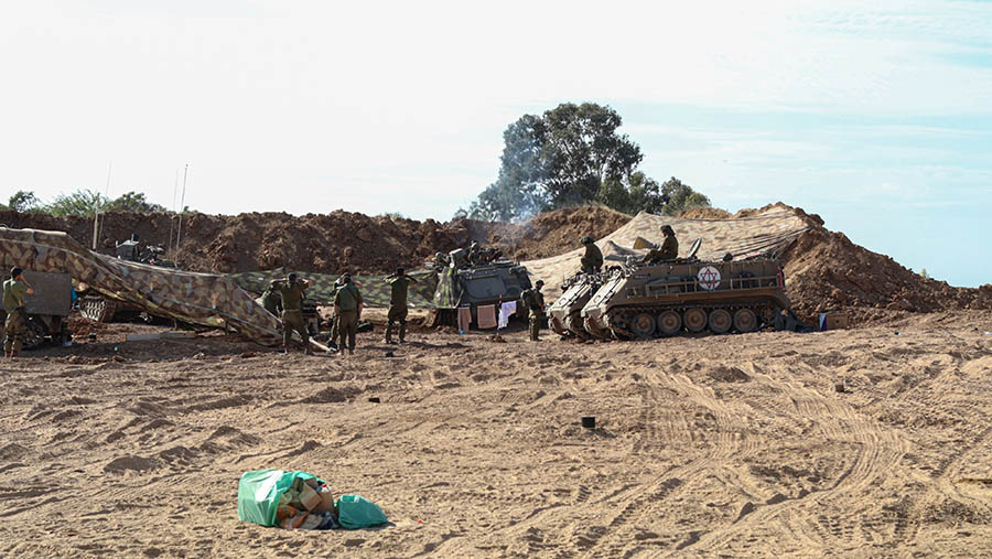 Tentara Israel diposisikan untuk menembaki lokasi Hamas di Gaza, dekat Kibbutz Be'eri, Israel selatan, Selasa (16710/2023) (Jonathan Alpeyrie/Bloomber