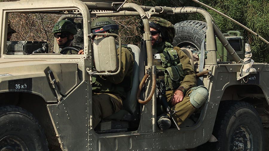 Tentara Israel berpatroli di Sderot, Israel Selatan, Senin (16/10/2023). (Jonathan Alpeyrie/Bloomberg)