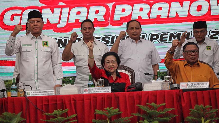 Ketum PDIP Megawati Soekarnoputri mengumumkan Cawapres Ganjar Pranowo di DPP PDI Perjuangan, Rabu (18/10/2023). (Bloomberg Technoz/Andrean Kristianto)
