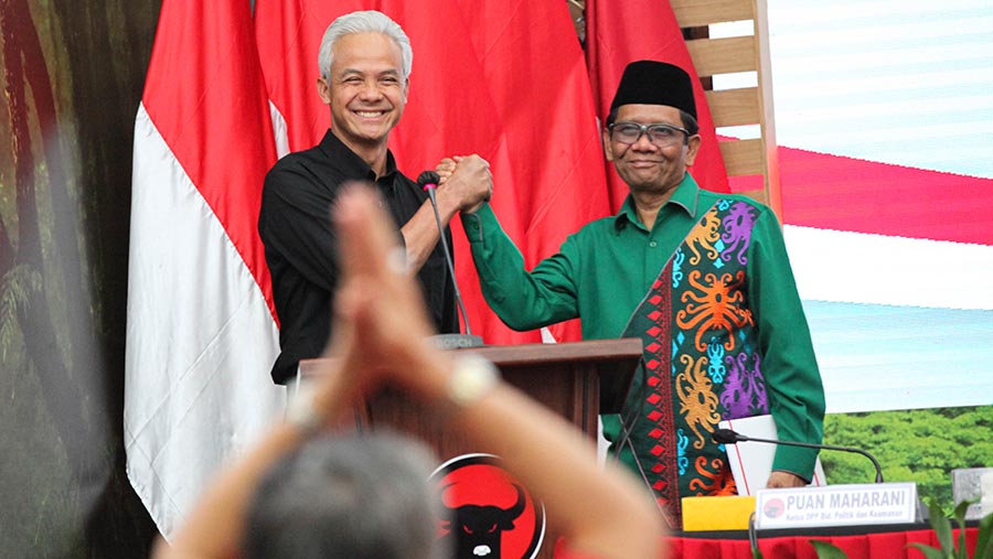 Ganjar Pranowo dan Mahfud MD saat pengumuman Cawapres di DPP PDI Perjuangan, Rabu (18/10/2023). (Bloomberg Technoz/Andrean Kristianto)