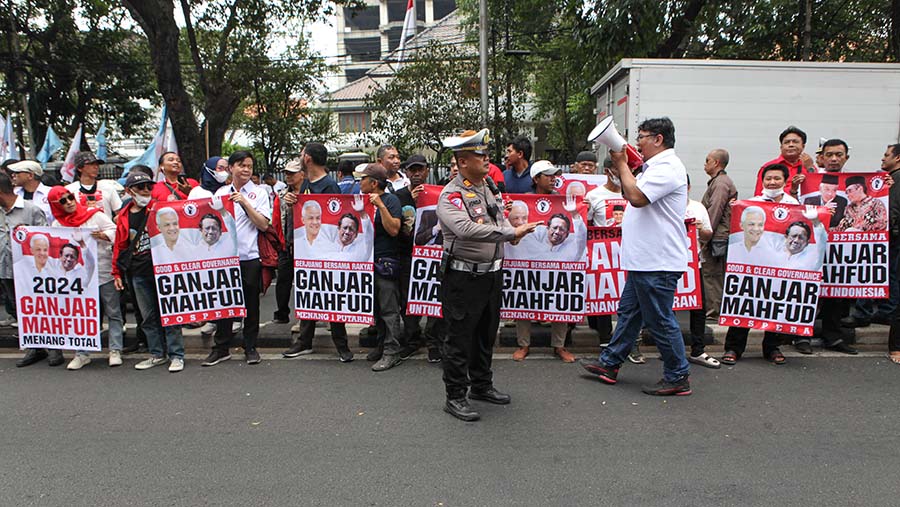 Di luar gedung DPP PDI Perjuangan sejumlah pendukung Ganjar - Mahfud ramai berkumpul. (Bloomberg Technoz/Andrean Kristianto)