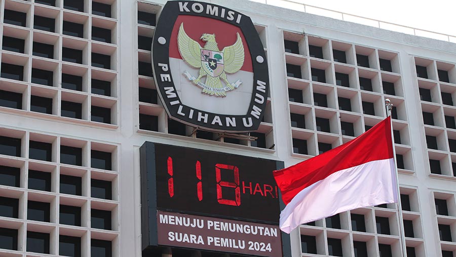 Papan bertuliskan hitung mundur hari pemilihan umum di kantor gedung KPU, Jakarta, Rabu (18/10/2023). (Bloomberg Technoz/Andrean Kristianto)