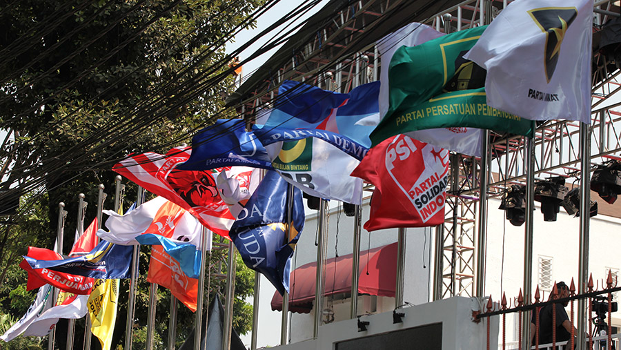 Bendera partai politik jelang pemilihan umum (pemilu) di depan kantor KPU, Jakarta, Rabu (18/10/2023). (Bloomberg Technoz/Andrean Kristianto)