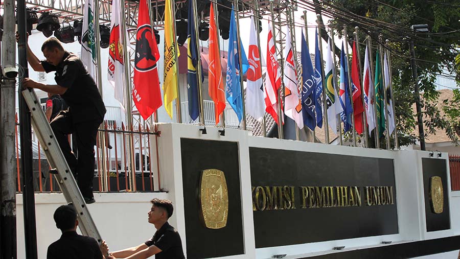 Petugas menaiki tangga di depan kantor KPU, Jakarta, Rabu (18/10/2023). (Bloomberg Technoz/Andrean Kristianto)