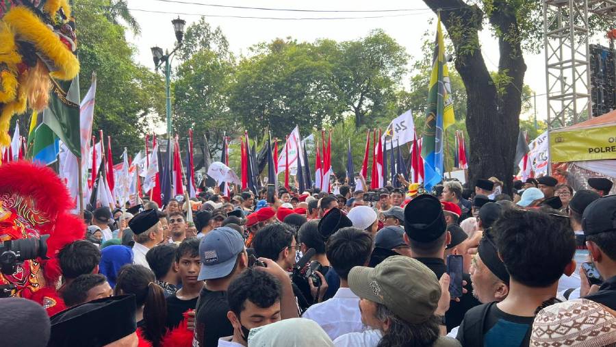 Pendukung pasangan Anies-Baswedan di halaman KPU, Jakarta Pusat, Kamis (19/10/2023). (Bloomberg Technoz/Mis Fransiska)