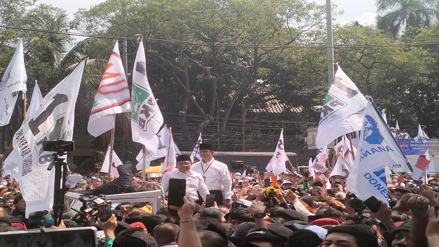 Pasangan Bakal Calon Presiden dan Wakil Presiden Anies Baswedan dan Muhaimin Iskandar (Amin) tiba di KPU. (Sutan Ibnu)