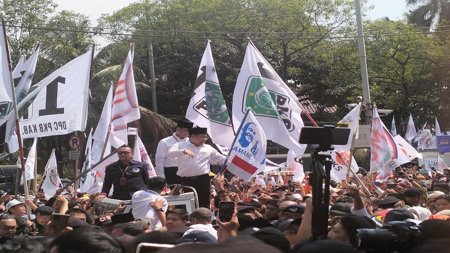  Pasangan Bakal Calon Presiden dan Wakil Presiden Anies Baswedan dan Muhaimin Iskandar (Amin) tiba di KPU. (Sutan Ibnu)