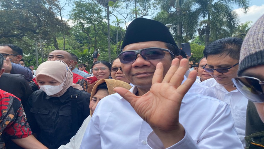 Cawapres Mahfud MD berangkat menuju KPU. (Dovana)