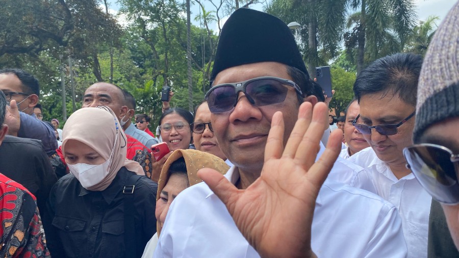 Mahfud MD tiba di kantor KPU untuk mendaftarkan diri sebagai calon wakil presiden, pasangan Ganjar Pranowo. Foto: Dovana Sirait/Bloomberg Technoz