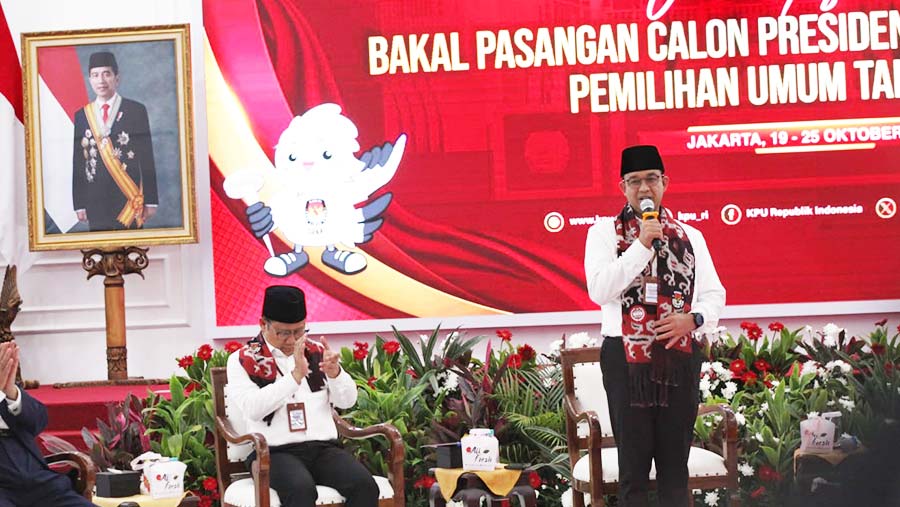 Capres Anies Baswedan menyampaikan pidatonya usai resmi mendaftarkan pencalonannya untuk Pilpres 2024. Foto: Andrean Kristianto