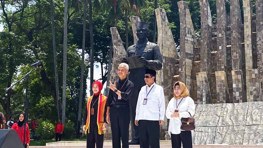 Pasangan Bakal Capres-Cawapres Ganjar Pranowo dan Mahfud MD ditemani pendamping di Tugu Proklamasi. Foto: Dova/Bloomberg Technoz