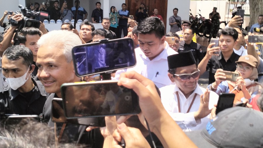 Capres Ganjar Pranowo dan Cawapres Mahfud MD tiba di Kantor KPU. (Bloomberg Technoz/Sultan Ibnu)