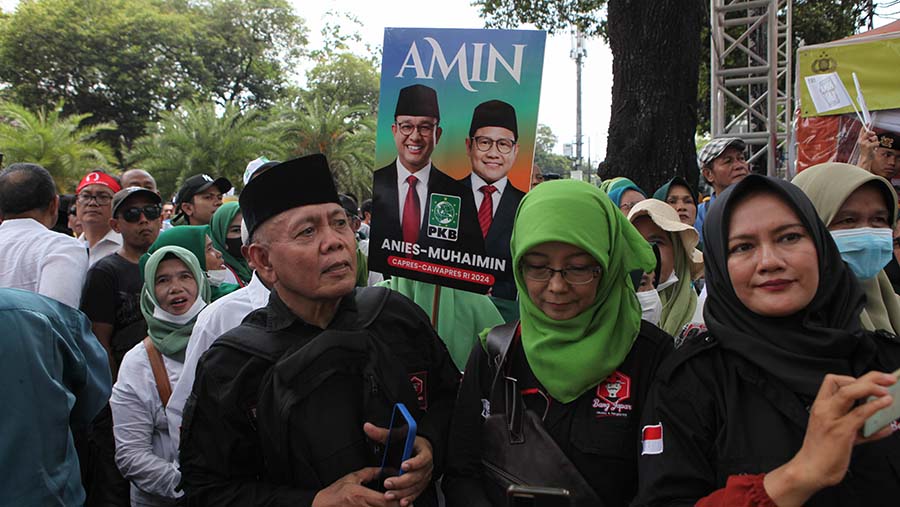 Di luar gedung KPU para simpatisan Anies Baswedan dan Muhaimin Iskandar ramai.  (Bloomberg Tehnoz/Andrean Kristianto)