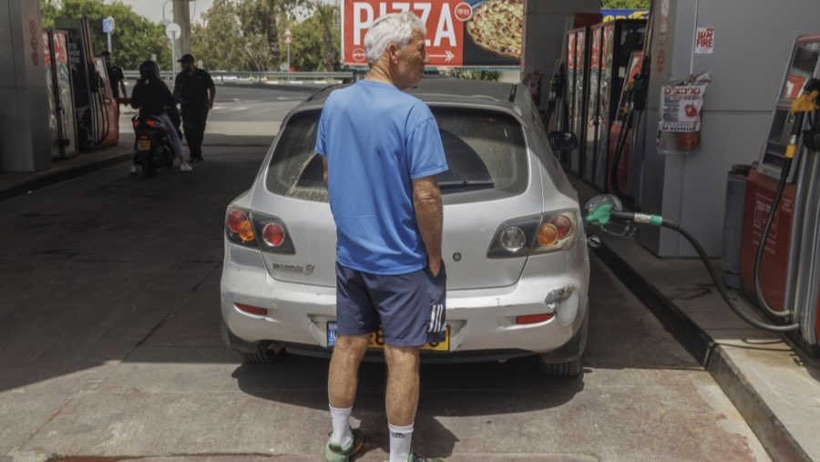 Warga Israel mengisi bensin (Sumber: Bloomberg)