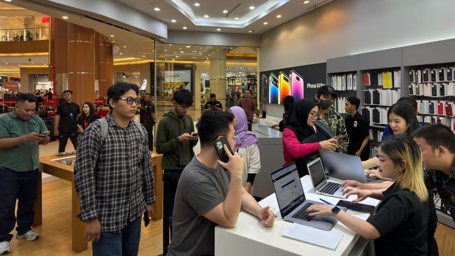 Antrean pemesanan iPhone 15 di toko ritel offline iBox Summarecon Mall Bekasi. (Dok: Erajaya Group)