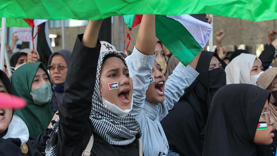 Selain itu, massa aksi juga melakukan tuntutan terkait kekerasan Israel terhadap Palestina. (Bloomberg Technoz/Andrean Kristianto)