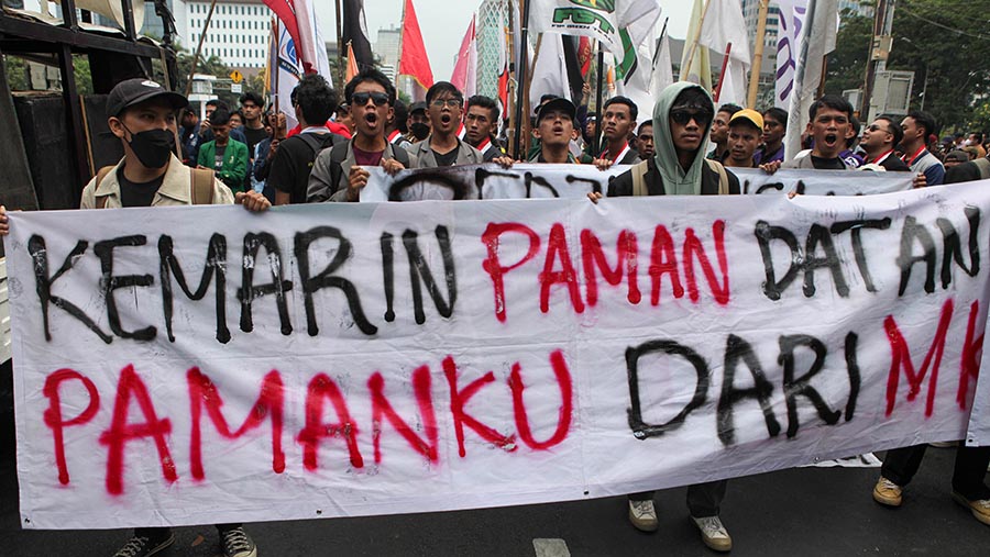 Mahasaiswa berbagai almamater mulai datang sekitar pukul 15.30. (Bloomberg Technoz/Andrean Kristianto)