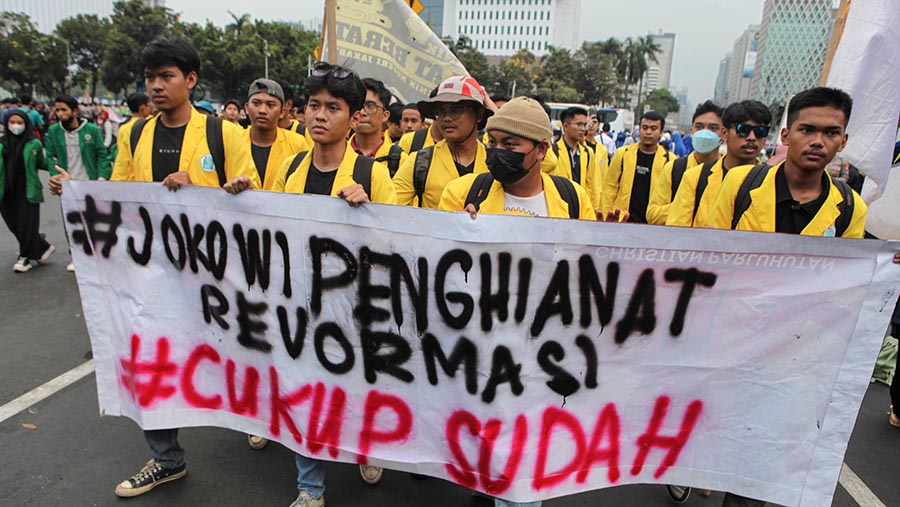 Mahasiswa demo bertepatan dengan 9 tahun Jokowi menjabat Presiden di Patung Kuda, Jakarta, Jumat (20/10/2023). (Bloomberg Technoz/Andrean Kristianto)