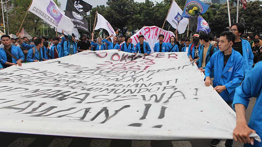 Mahasiswa tersebut berunjuk rasa untuk penyampaikan penolakan terhadap putusan MK. (Bloomberg Technoz/Andrean Kristianto)