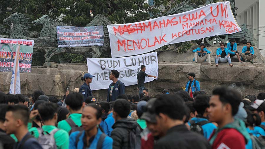 Demo tersebut juga bertepatan dengan 9 tahun Jokowi menjabat sebagai Presiden. (Bloomberg Technoz/Andrean Kristianto)