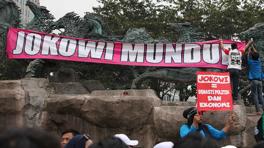 Mahasiswa demo bmelakukan aksi demo di Patung Kuda, Jakarta, Jumat (20/10/2023). (Bloomberg Technoz/Andrean Kristianto)