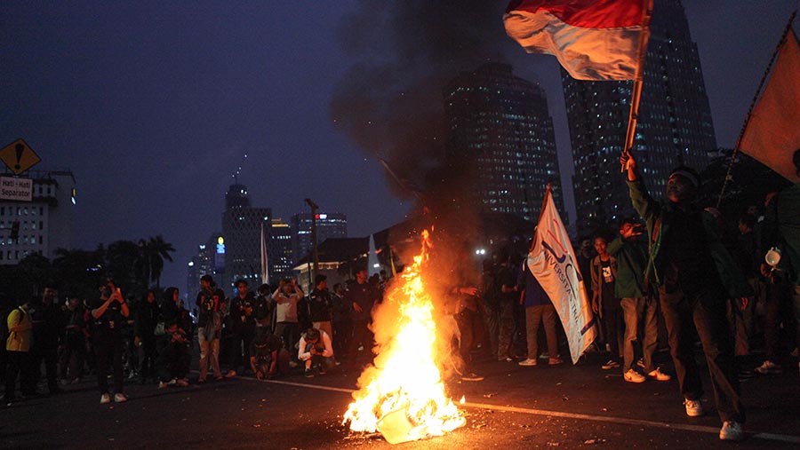 Beberapa kali peserta aksi melakukan aksi bakar ban. (Bloomberg Technoz/Andrean Kristianto)