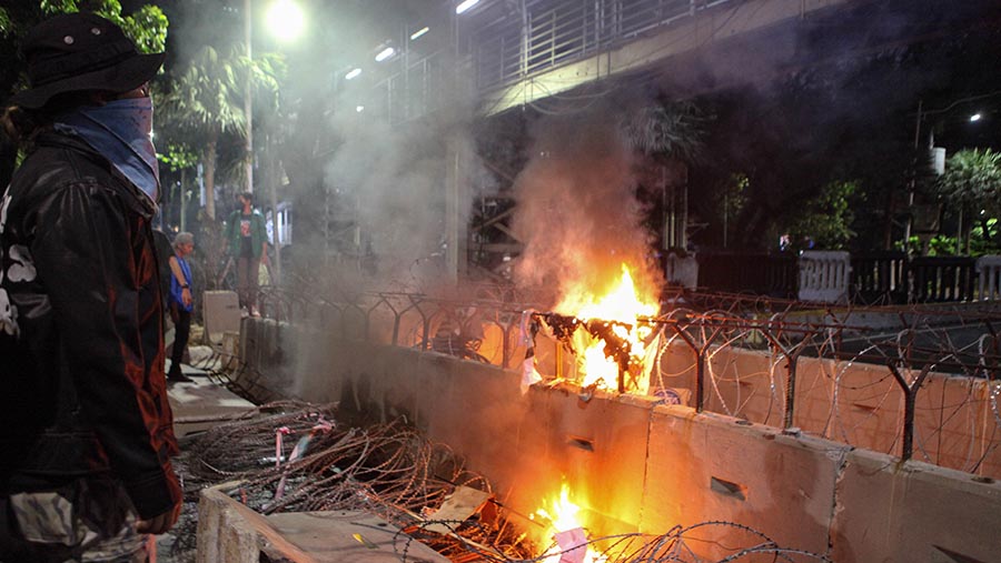 Demo tersebut sempat ricuh, mahasisqwa melempari aparak keamanan. (Bloomberg Technoz/Andrean Kristianto)