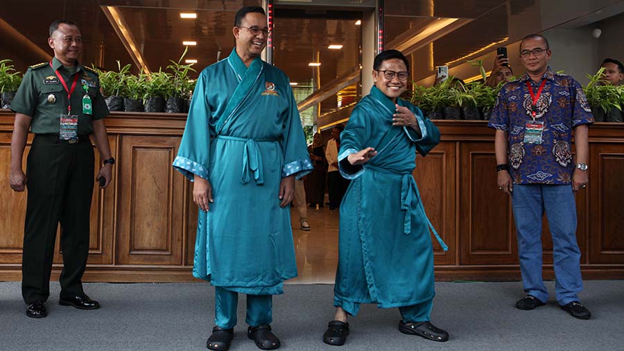 Bacapres Anies Baswedan dan Muhaimin Iskandar saat akan pemeriksaan kesehatan di RSPAD, Sabtu (21/10/2023). (Bloomberg Technoz/Andrean Kristianto)