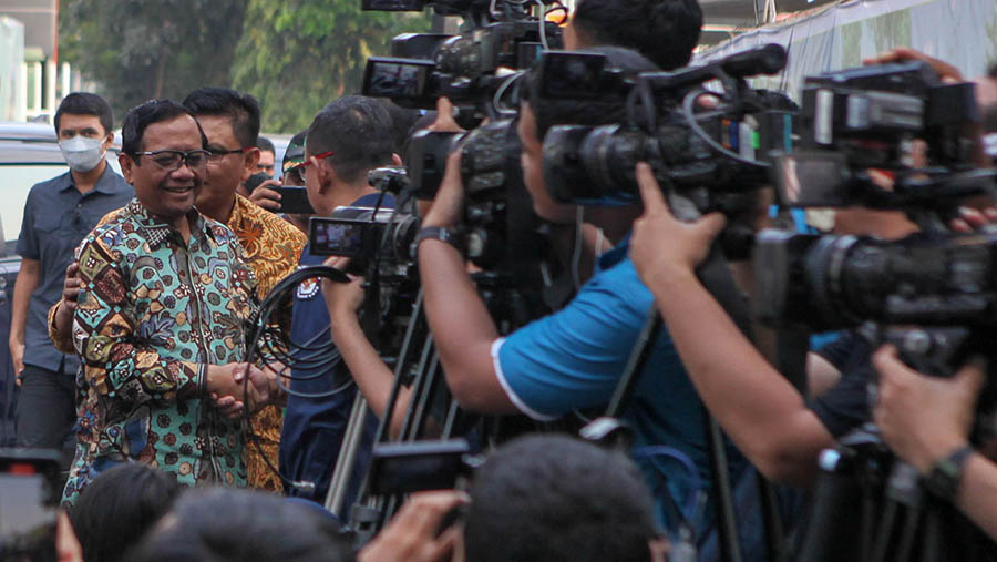 Bacawapres Mahfud MD tiba untuk melakukan pemeriksaan kesehatan di RSPAD, Jakarta, Minggu (22/10/2023). (Bloomberg Technoz/Andrean Kristianto)