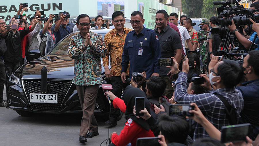 Bacawapres Mahfud MD tiba untuk melakukan pemeriksaan kesehatan di RSPAD, Jakarta, Minggu (22/10/2023). (Bloomberg Technoz/Andrean Kristianto)