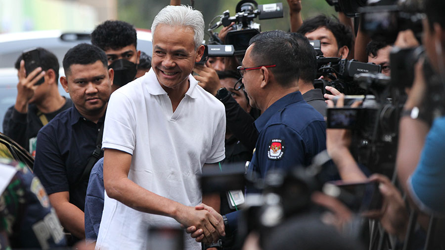 Bacapres Ganjar Pranowo tiba untuk melakukan pemeriksaan kesehatan di RSPAD, Jakarta, Minggu (22/10/2023). (Bloomberg Technoz/Andrean Kristianto)
