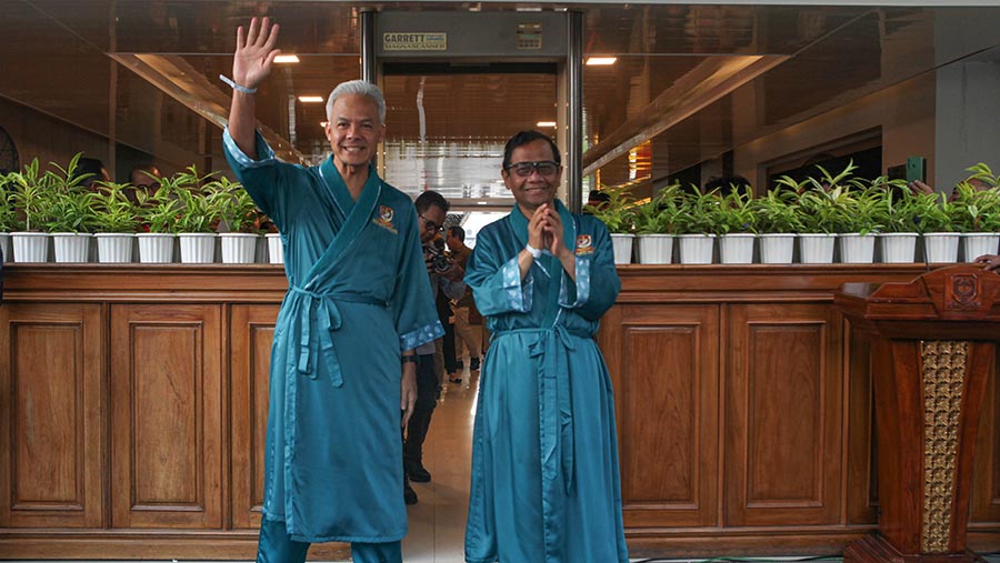 Bacapres Ganjar Pranowo dan Mahfud MD saat akan pemeriksaan kesehatan di RSPAD, Jakarta, Sabtu (21/10/2023). (Bloomberg Technoz/Andrean Kristianto)