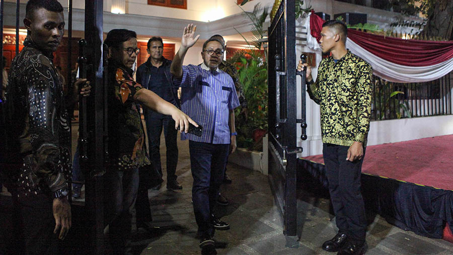 Ketua Umum PAN Zulkifli Hasan juga tampak hadir di rumah Prabowo di Kertanegara. (Bloomberg Technoz/Andrean Kristianto)