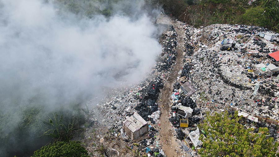 Kebakaran melanda Tempat Pembuangan Sampah (TPS) ilegal. (Bloomberg Technoz/Andrean Kristianto)