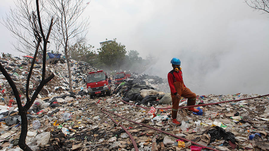 Petugas damkar bersiap melakukan pendinginan di TPS limo kawasan Cinere, Depok, Jawa Barat, Senin (23/10/2023). (Bloomberg Technoz/Andrean Kristianto)