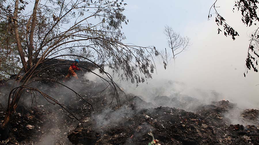 Hingga saat ini, sejumlah petugas pemadam kebakaran masih melakukan pendinginan. (Bloomberg Technoz/Andrean Kristianto)