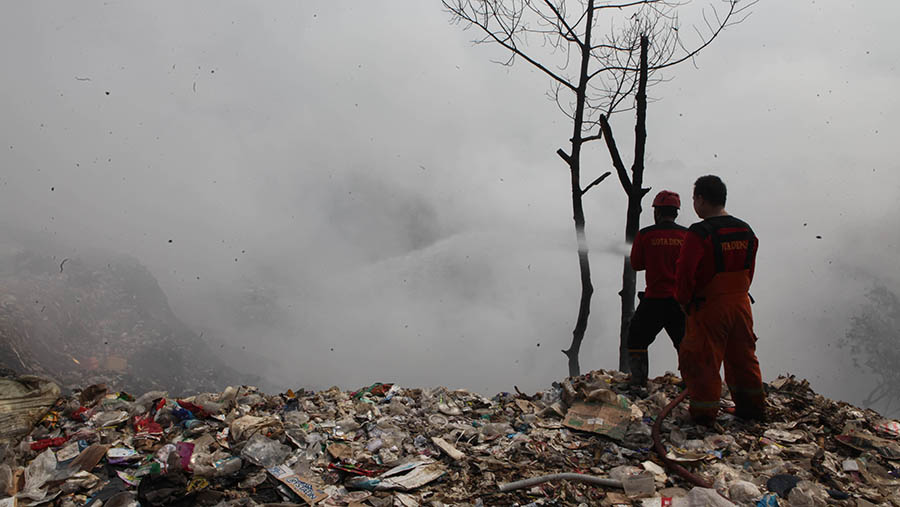 Puluhan personel damkar diterjunkan untuk melakukan pendinginan lokasi kebakaran ini. (Bloomberg Technoz/Andrean Kristianto)