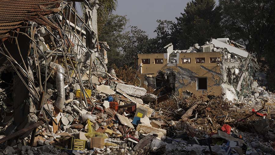 Rumah hancur akibat pertempuran antara Israel dengan militan Hamas di Kibbutz Be'eri, Israel, Minggu (22/10/2023). (Kobi Wolf/Bloomberg)