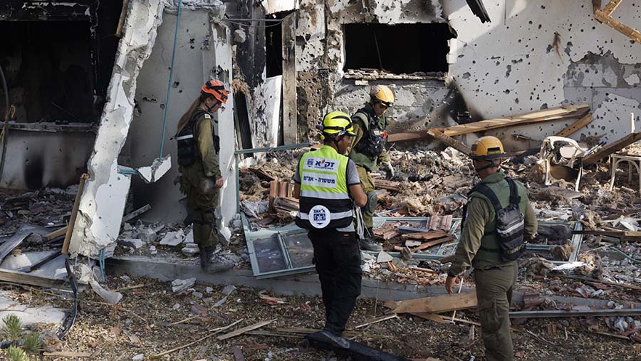 Tim penyelamat Israel mencari jenazah yang tewas dalam serangan militan Hamas di Kibbutz Be'eri, Israel, Minggu (22/10/2023). (Kobi Wolf/Bloomberg)