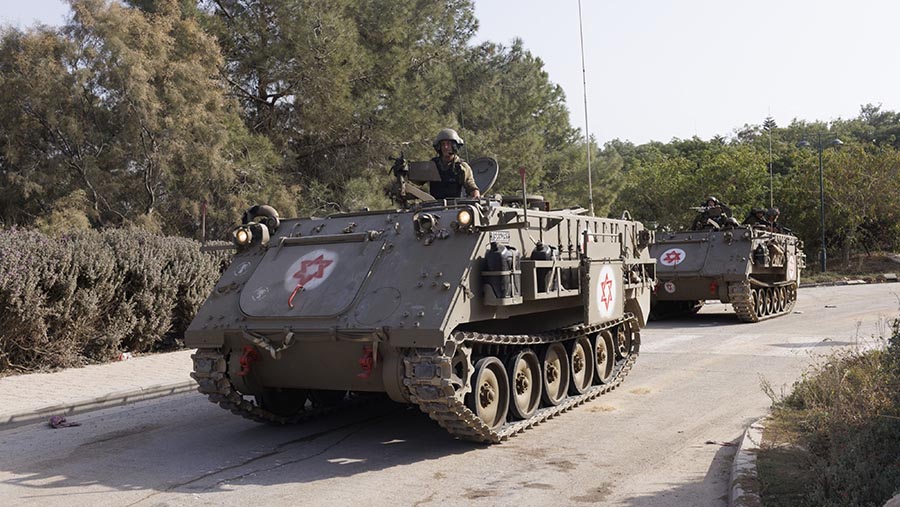 Kendaraan tempur medis tentara Israel melewati Kibbutz Be'eri, Israel, Minggu (22/10/2023). (Kobi Wolf/Bloomberg)