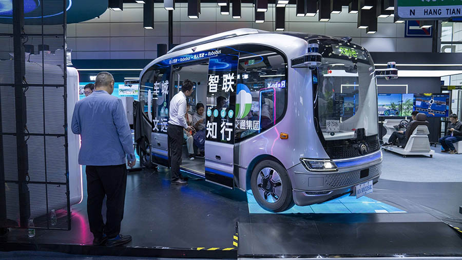 Bus tanpa pengemudi di World Internet of Things Exposition di Wuxi, Tiongkok, Sabtu (21/10/2023). (Bloomberg)