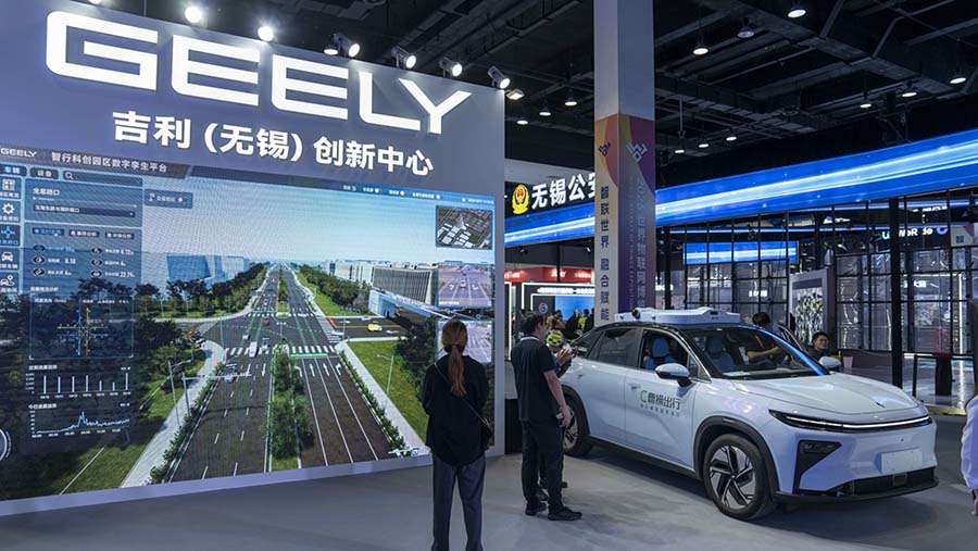 Stan Geely Automobile Holdings Ltd. pada Pameran World Internet of Things Exposition di Wuxi, Tiongkok, Sabtu (21/10/2023). (Bloomberg)